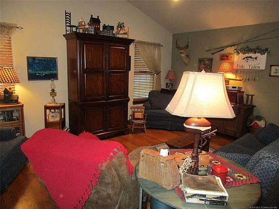 Vaulted ceiling in Living