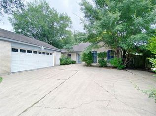 7802 Rollingbrook Dr, Houston, TX 77071