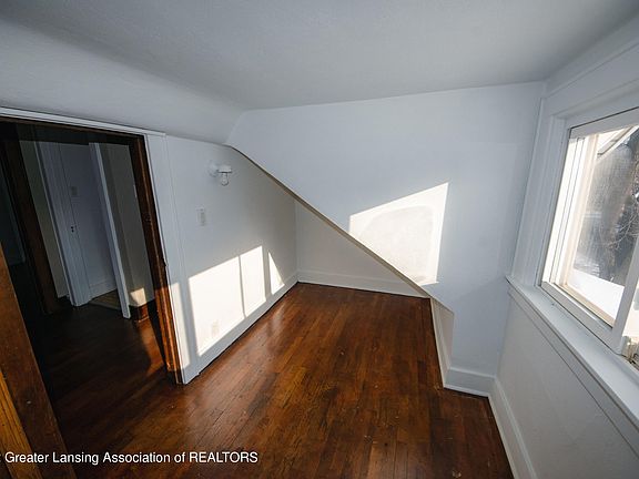 3rd image of 1433 E Oakland Ave