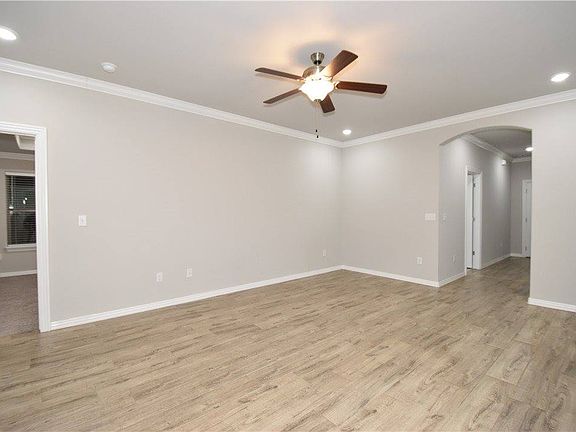 3rd image of 931 Lakeview Dr