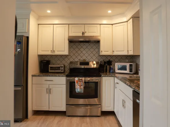 50 Victoria Manor Ct, Sicklerville, NJ 08081