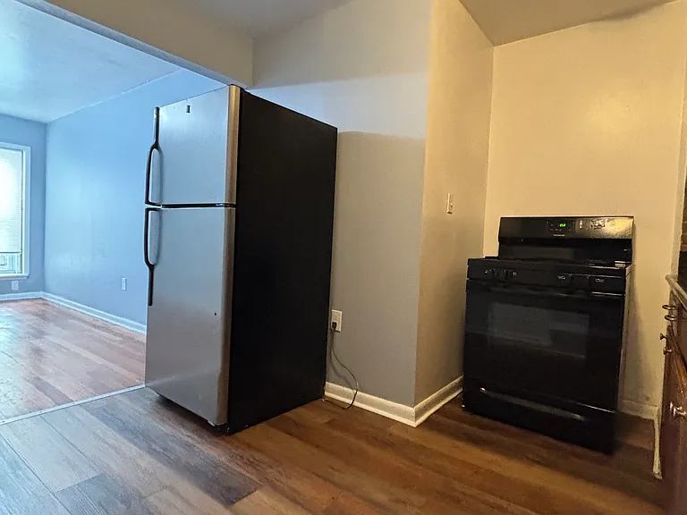 922 W Lombard St — Photo 7