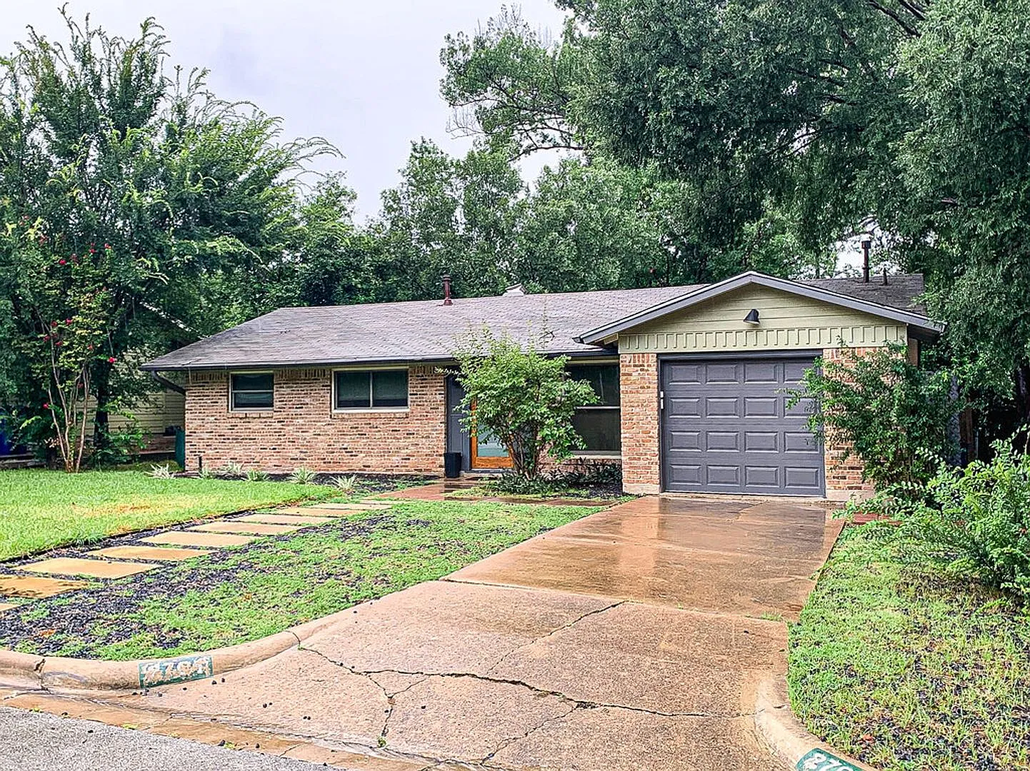 **Two Weeks Free Rent Remodeled 3 Bedroom Home With One Car Garage And Detached Adu — Photo 2