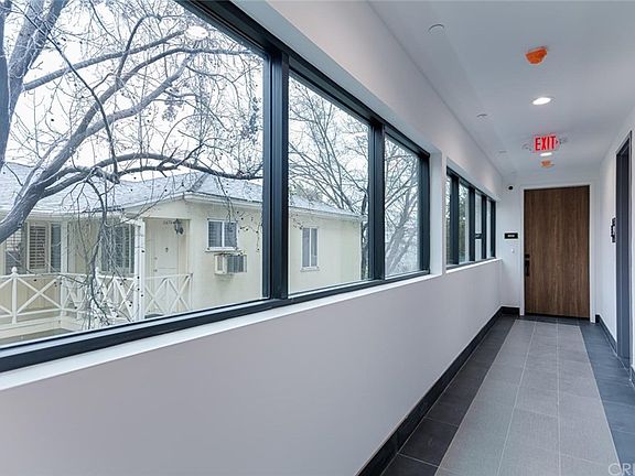 4th image of 11478 Moorpark St Unit 201