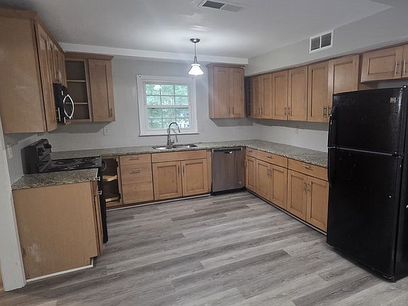 5th image of 447 Fieldstone Ct SW
