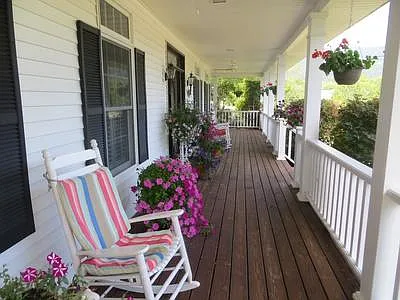 1901 Greenbrier Cir — Photo 17