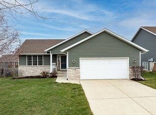 1420 Grizzly Dr NW, Cedar Rapids, IA 52405