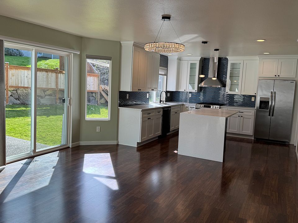 Breakfast nook and Kitchen