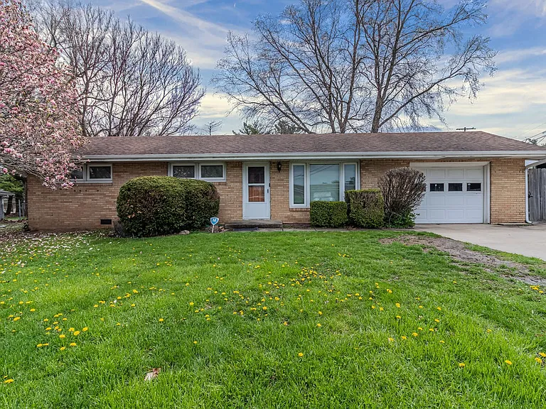 2106 Campbell Dr — Photo 2