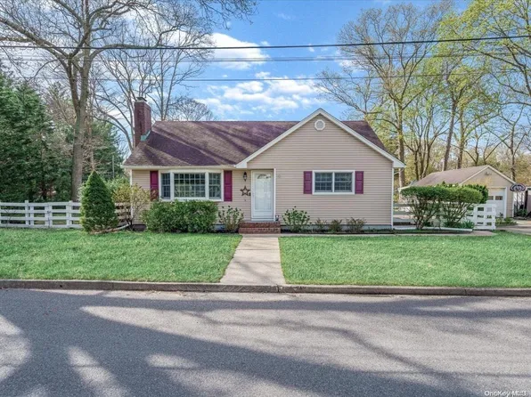 29 Oakdale Avenue, Nesconset, NY 11767