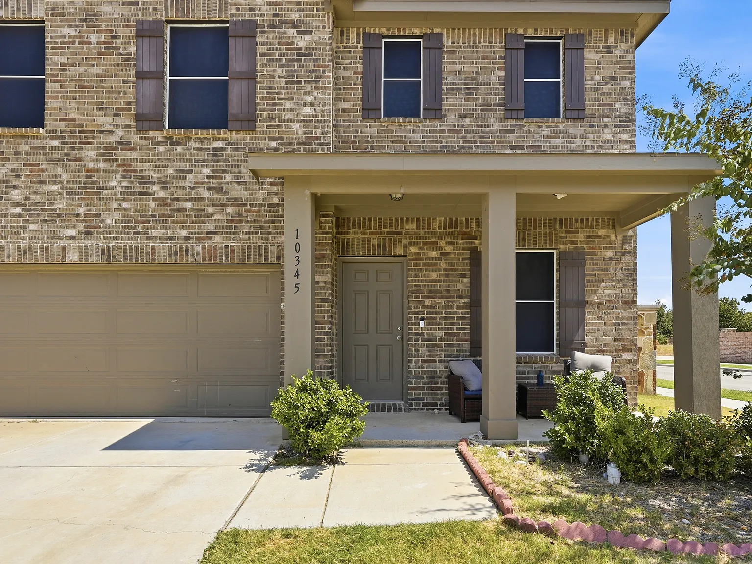 4 bed, 2.5 bath, 2422 sqft, $2,600 — Photo 2