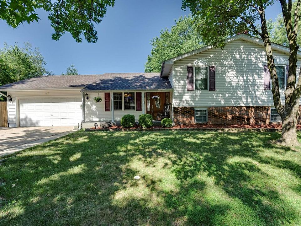 2nd image of 4 Trail Oaks Dr