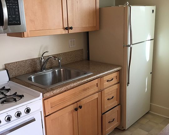3rd image of 2033 Argyle Ave