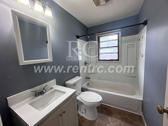 4th image of 717 W Columbia St