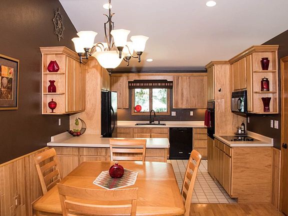 Beautifully appointed kitchen