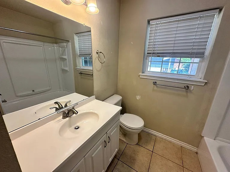 1613 Vine St — Photo 2