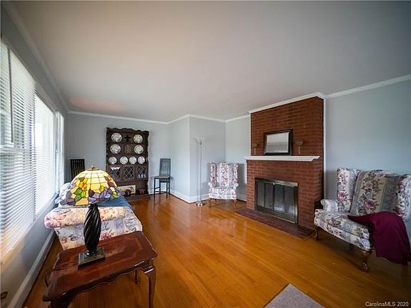 5th image of 126 Martin Ln