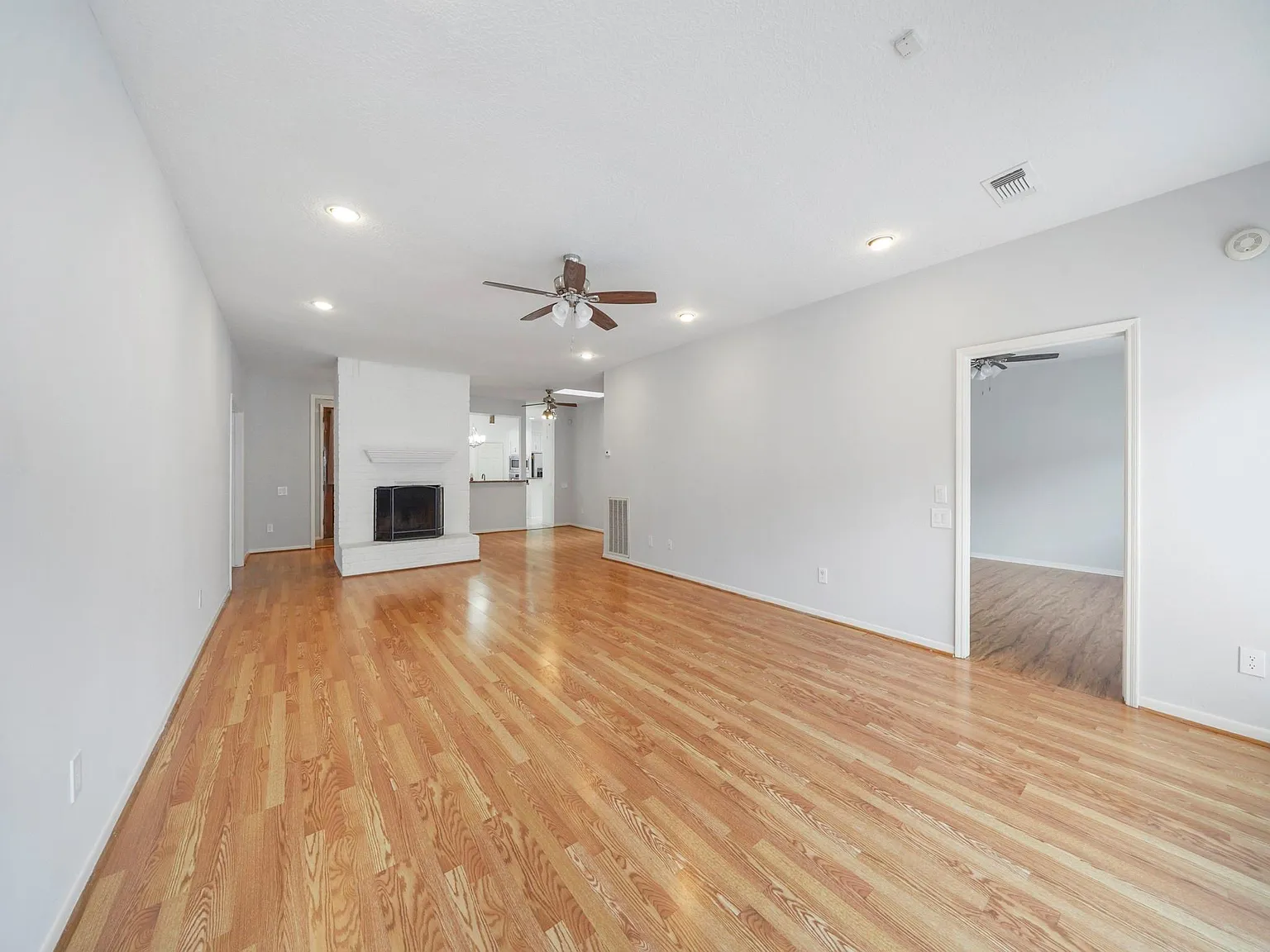 3 bed, 3.0 bath, 2006 sqft, $2,300 — Photo 4