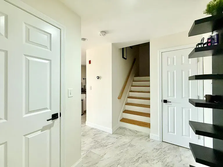 120 Wyllis Ave — Photo 2
