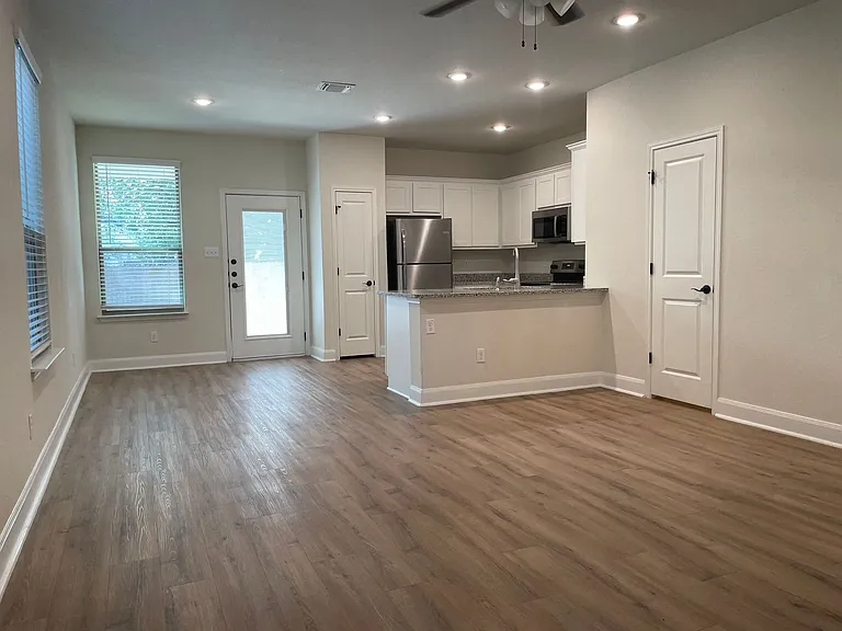10330 Lynwood Vlg #101 — Photo 3