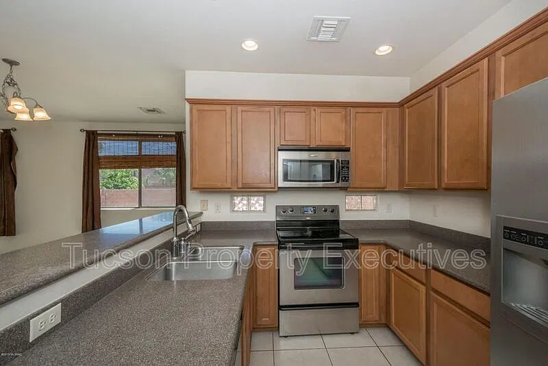 4 bed, 3.0 bath, 2073 sqft, $2,200 — Photo 4
