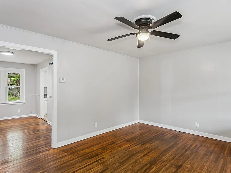 229 S Edwards St — Photo 4