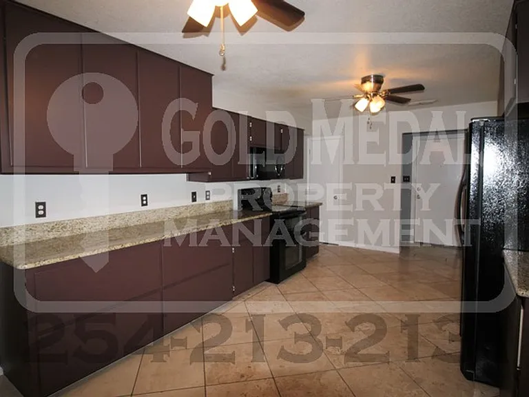 2405 Westwood Dr — Photo 2