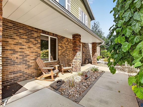 3rd image of 708 E Alder Ln