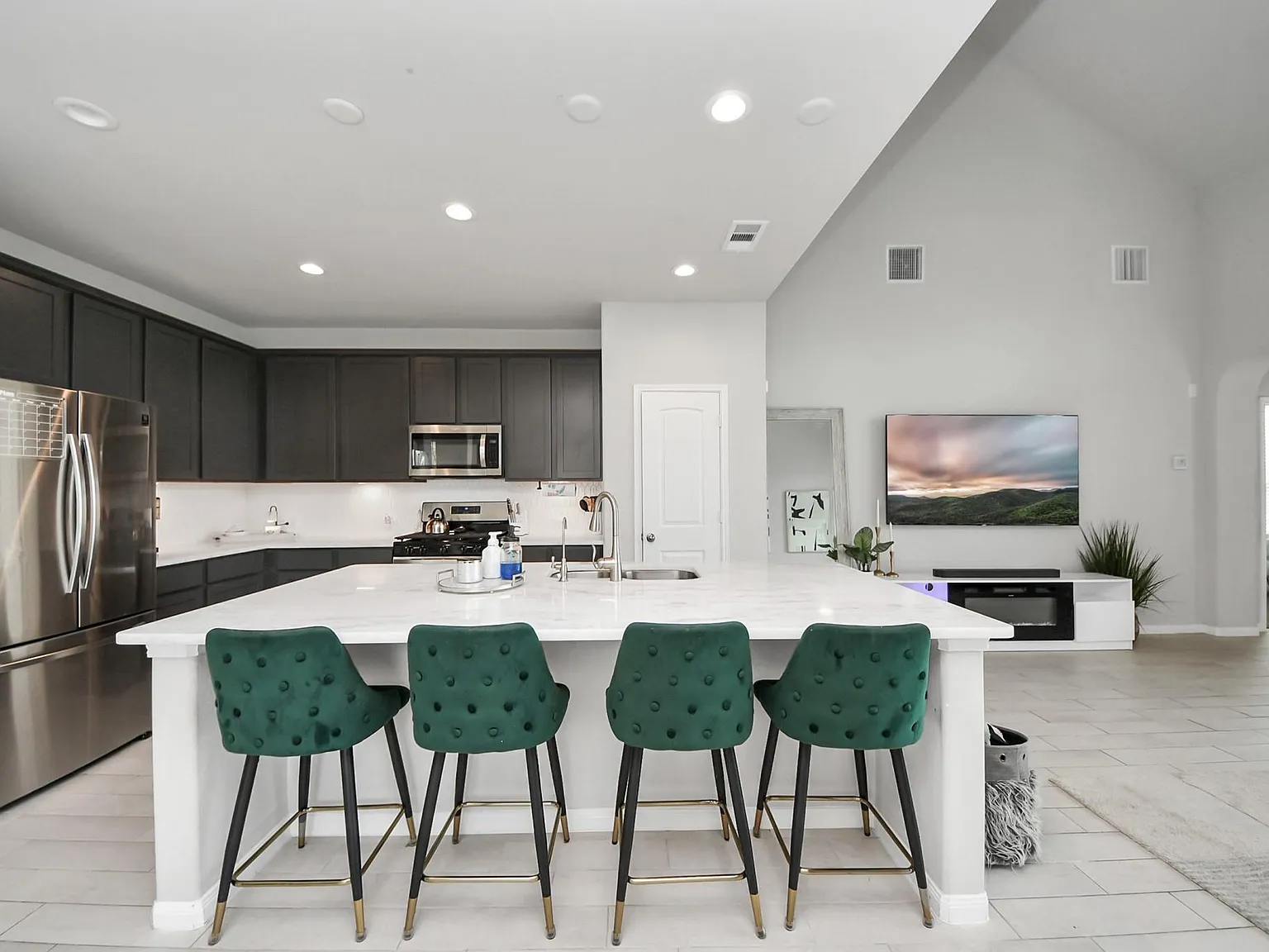 5 bed, 3.5 bath, 3426 sqft, $3,950 — Photo 3