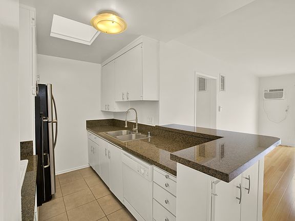 4th image of 860 S Wooster St APT 304