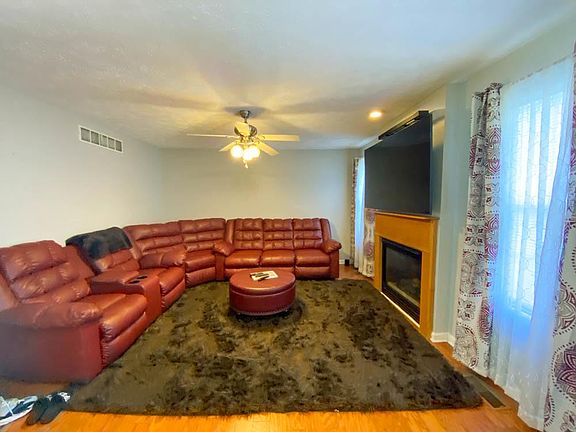 3rd image of 19 Breckenwood Ct