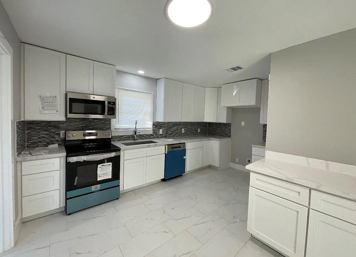 3 bed, 2.0 bath, 1945 sqft, $2,700 — Photo 3
