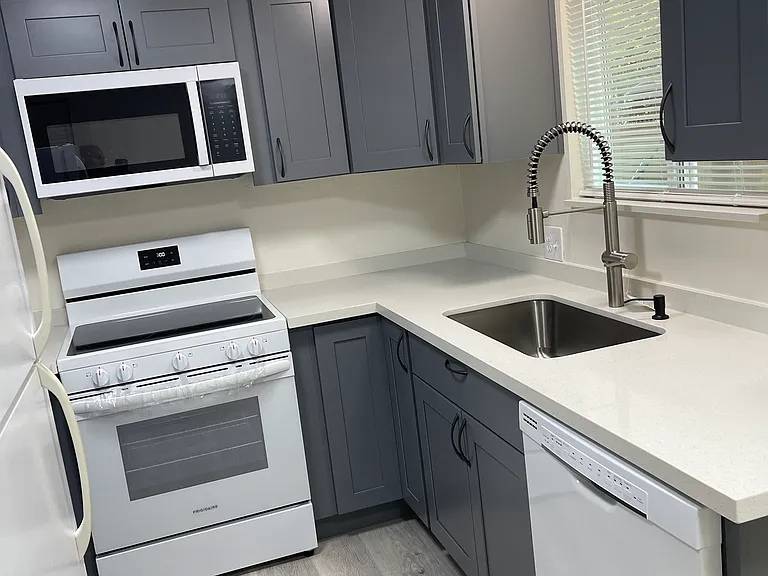 9421 Avondale Rd NE #13 — Photo 3