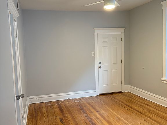 3rd image of 927 W 33rd Pl #1REAR
