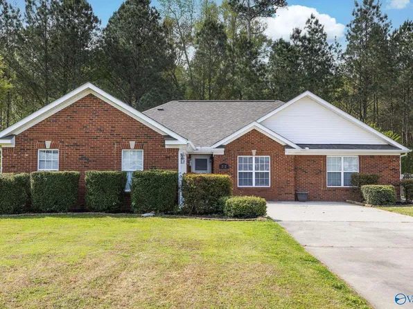 242 Chestnut Oak Cir, Owens Cross Roads, AL 35763