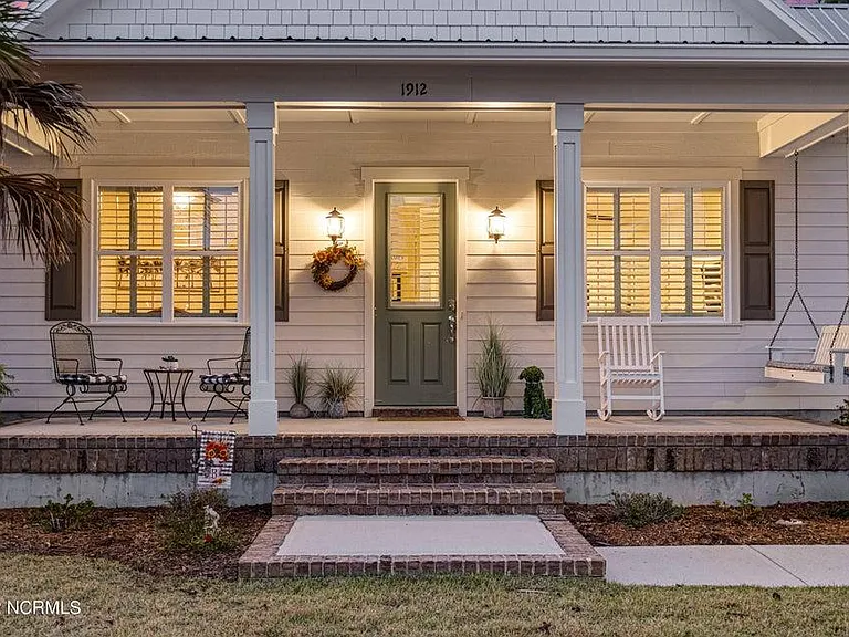 1912 Fernwood Way — Photo 2