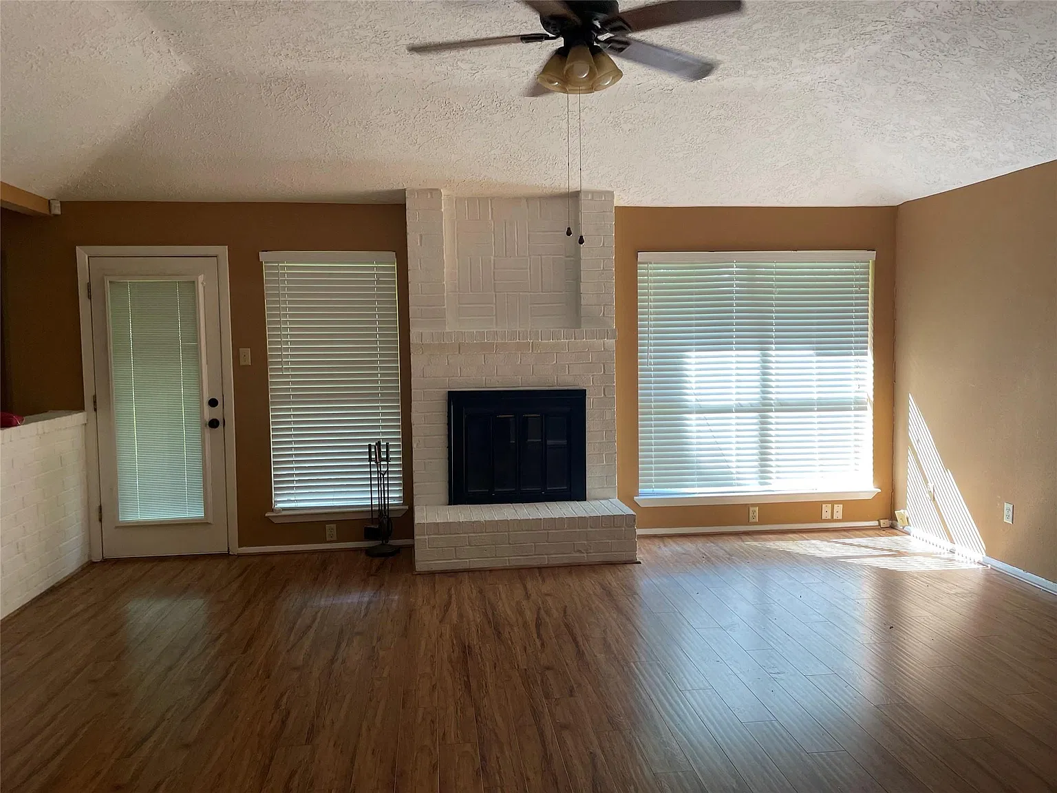 3 bed, 2.0 bath, 1605 sqft, $2,300 — Photo 4