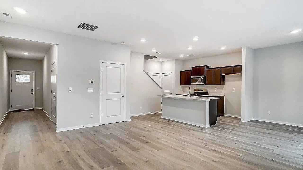 4 bed, 2.5 bath, 1811 sqft, $2,700 — Photo 3