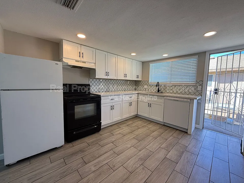 3302 W Loma Ln #3