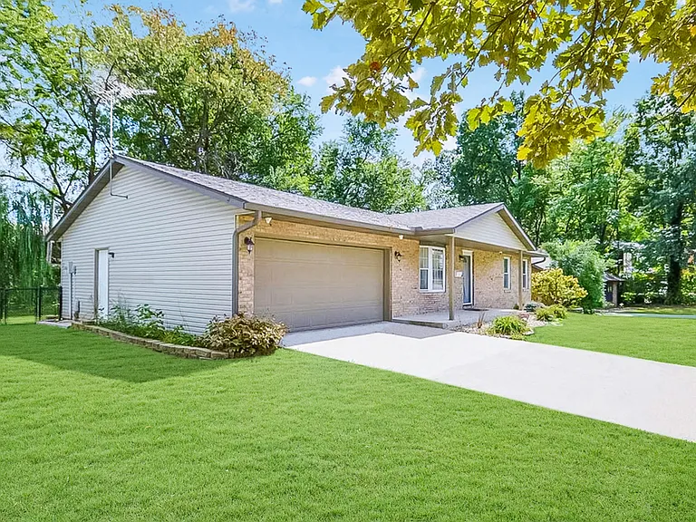 242 Weber Rd — Photo 2