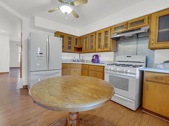 4th image of 3329 S Racine Ave