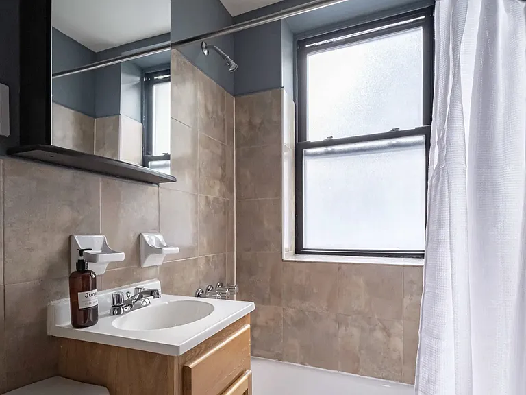 225 E 83rd St #1ER — Photo 7
