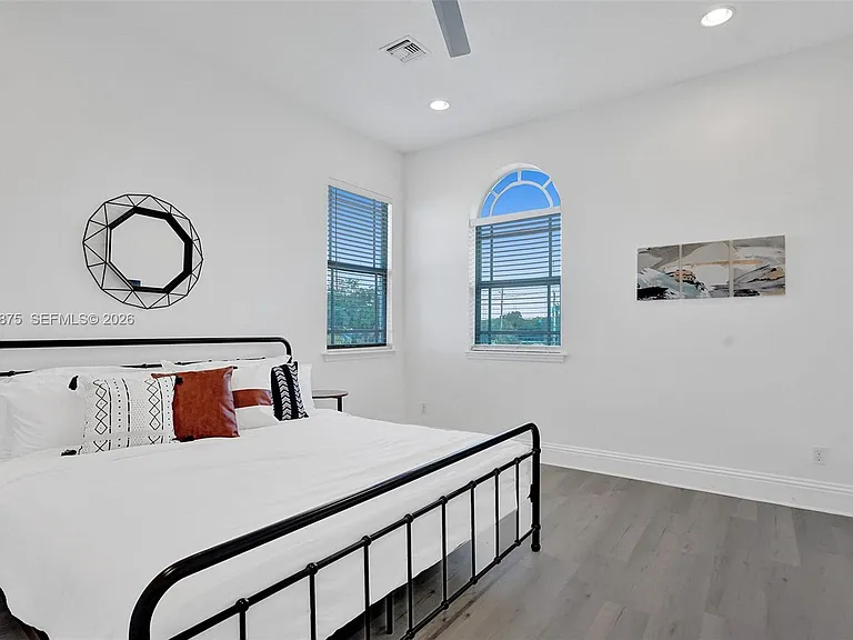1207 SW 21st St — Photo 32