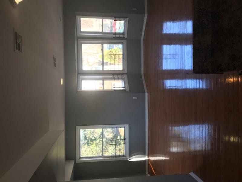 1st image of 10 Taft Pl