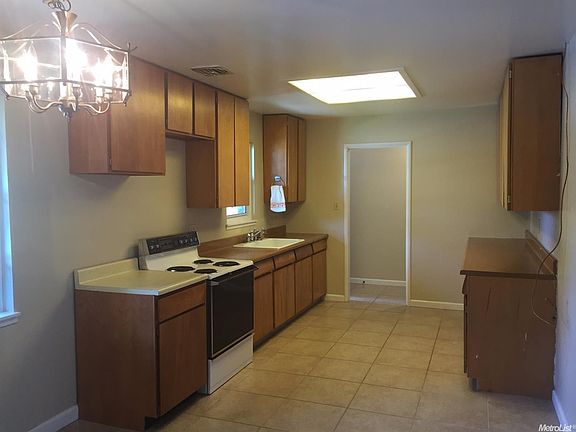 3rd image of 1941 Deerwood St