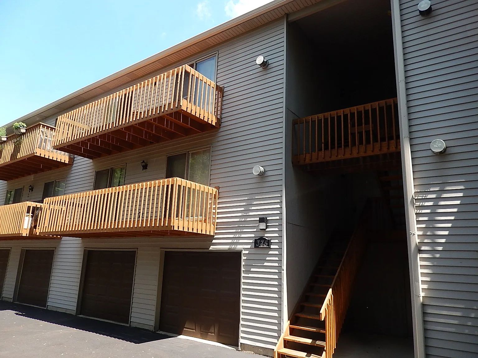 375 Woodridge Circle — Photo 1