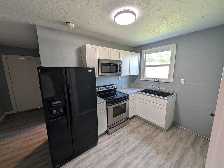 409 S 2nd St — Photo 2