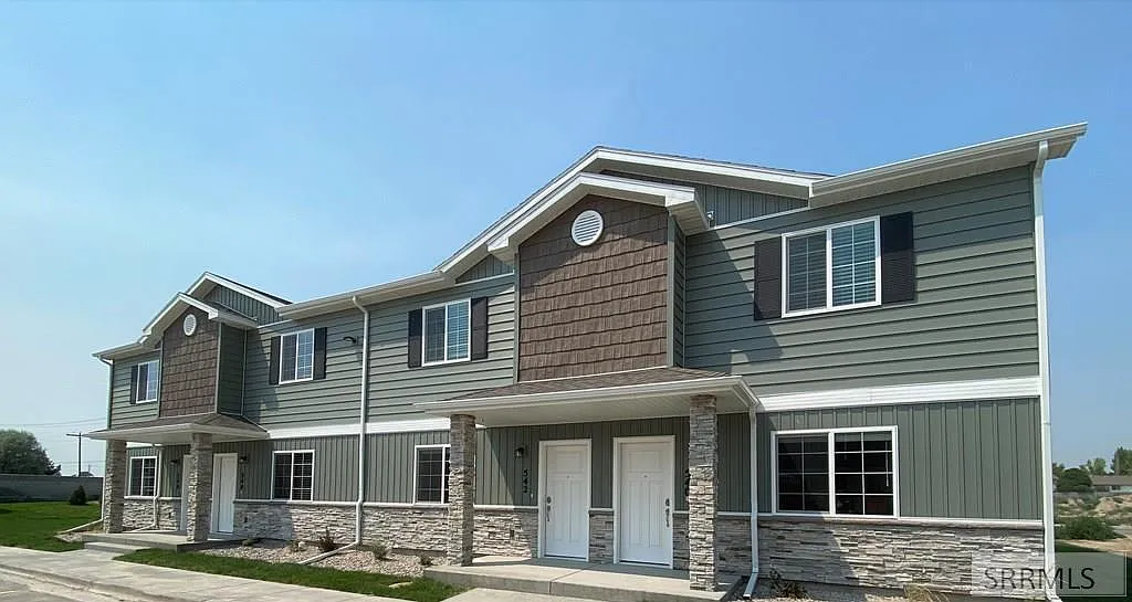 3 bed, 2.5 bath, 1498 sqft, $1,795 — Photo 1