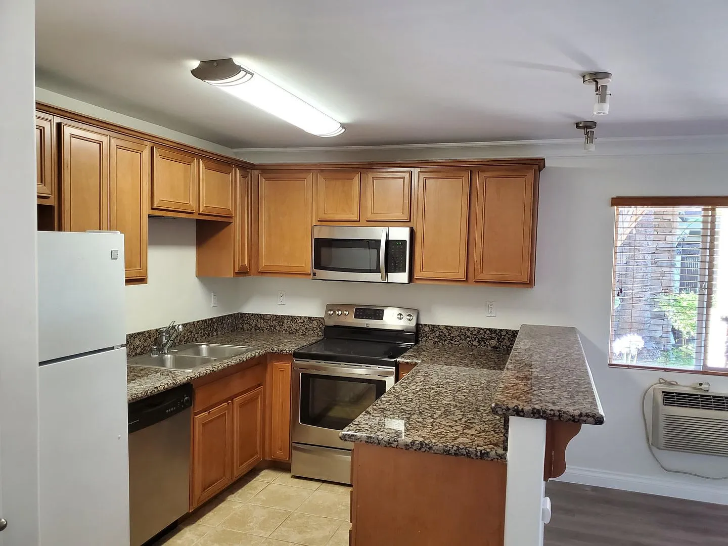One Bedroom Condo In A Luxury Upscale Complex — Photo 3