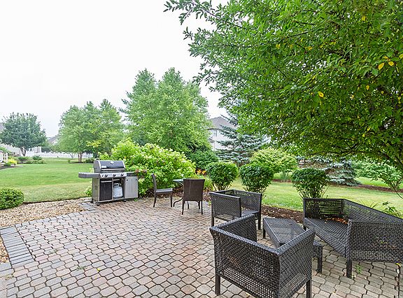 3rd image of 641 W Thornwood Dr